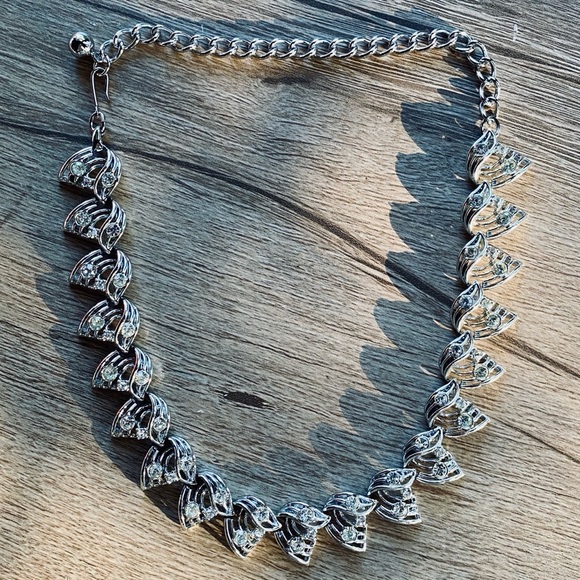 Vintage Silver Tone Rhinestone Collar Necklace w. Hook Clasp Leaf Design - Picture 6 of 7